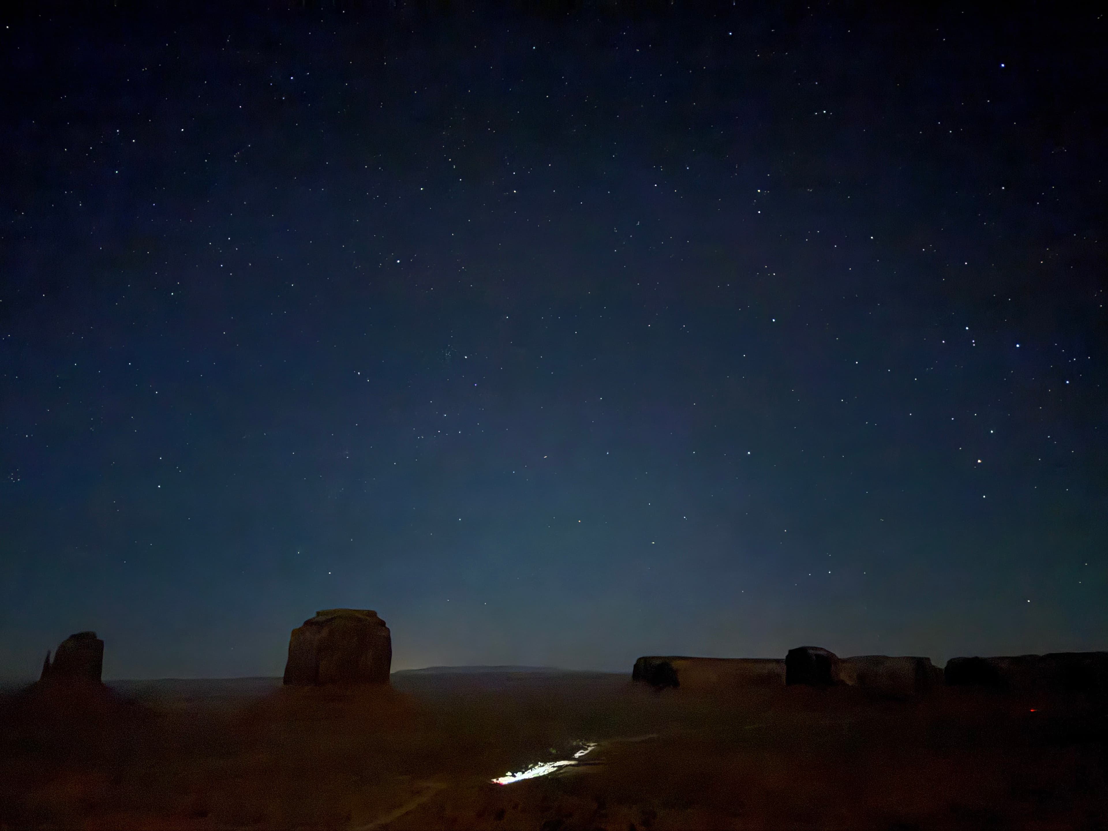 美西大環線-夜宿紀念碑谷，在繁星下看著車輛穿梭於無垠的荒野