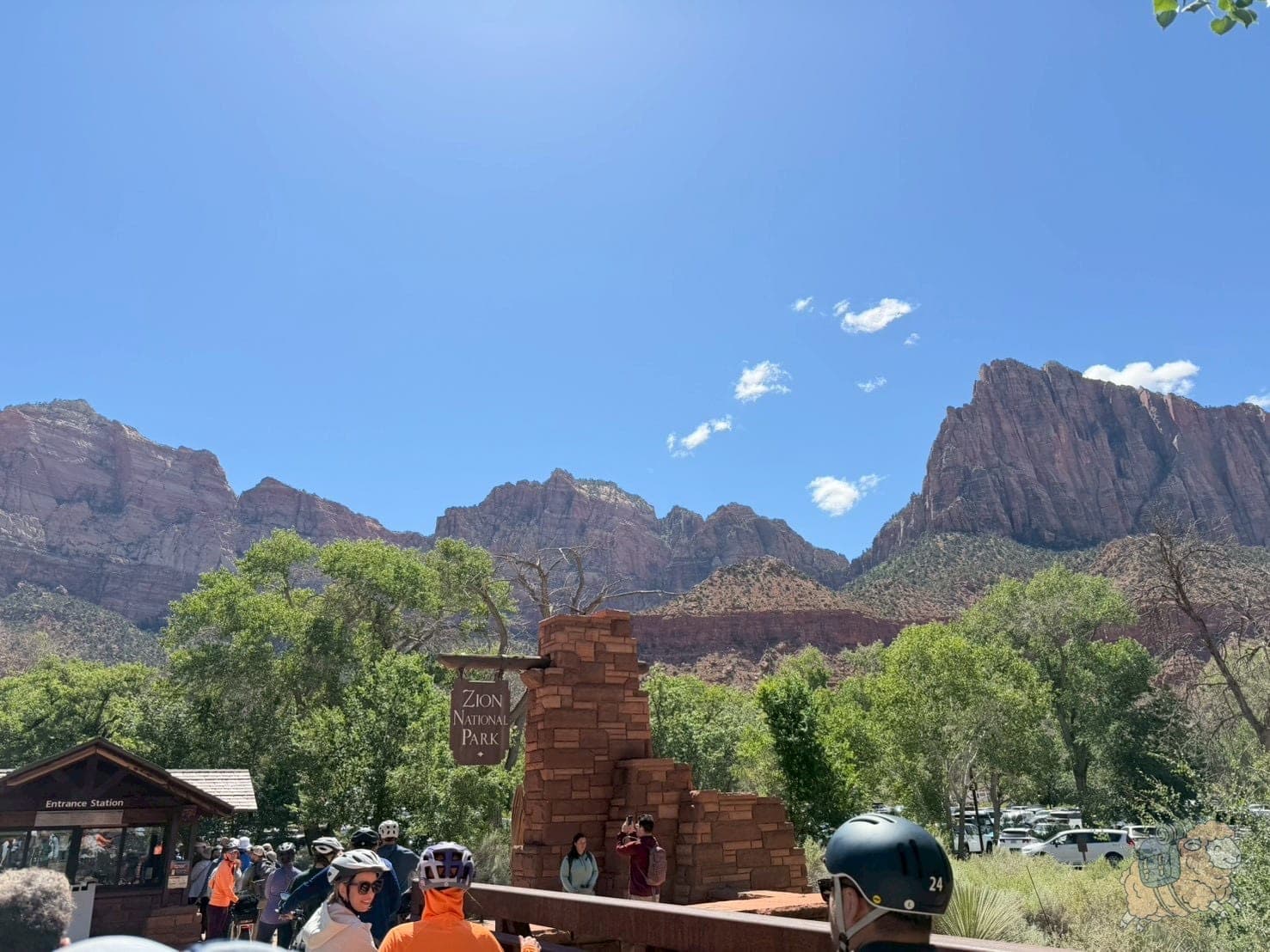 錫安國家公園 Zion National Park - 國家公園門口,大家在排隊入園