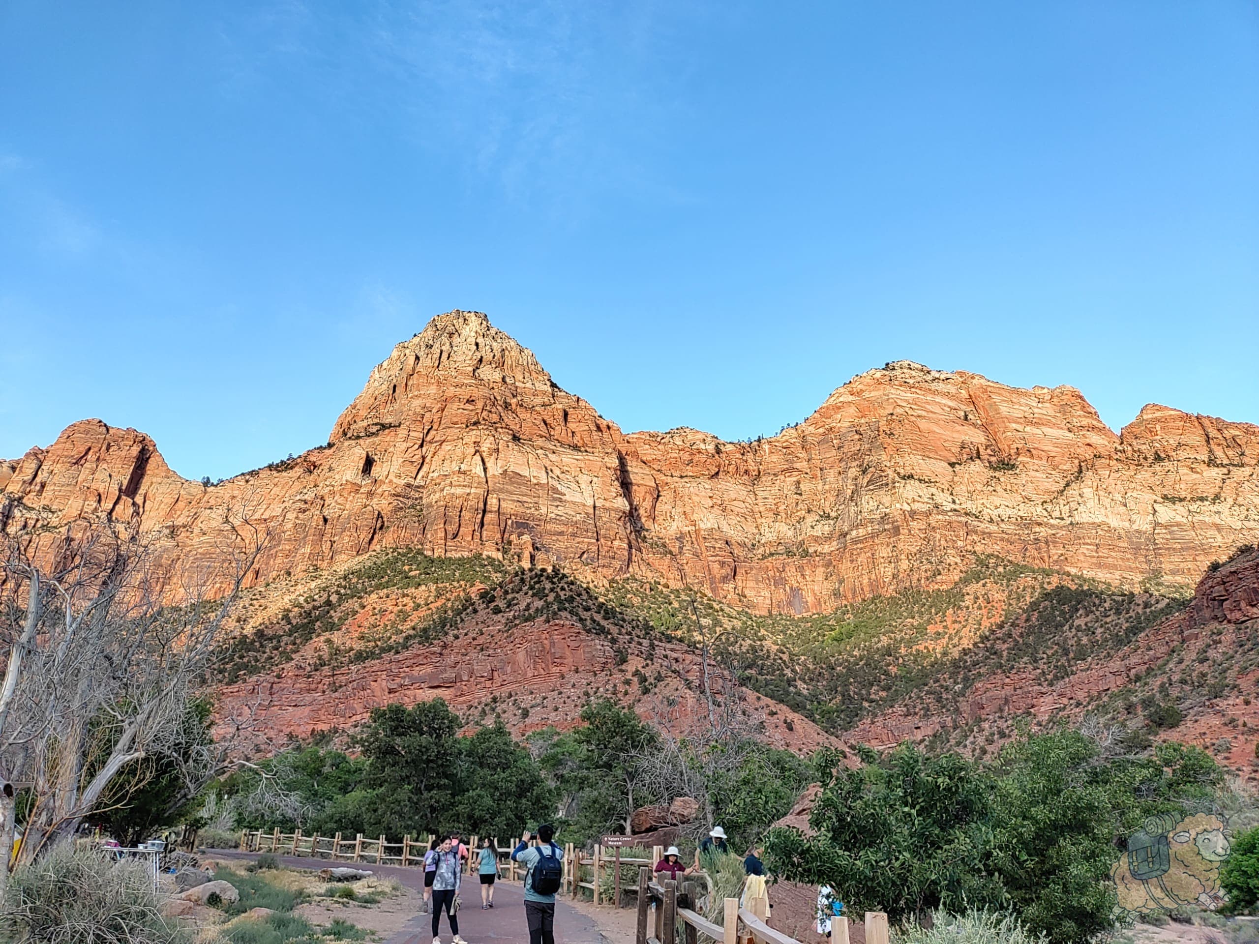 錫安國家公園 Pa'rus Trail - 平緩的Pa‘rus Trail, 一路面向壯闊的紅色山壁行走
