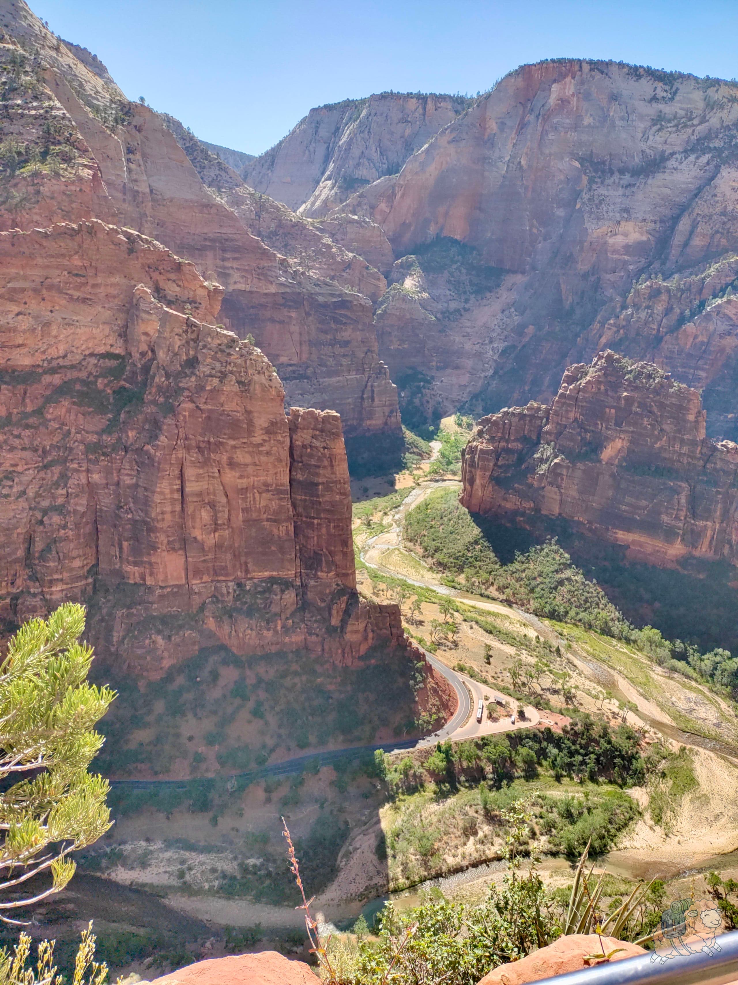 錫安國家公園 Angels Landing - 在天使之巔頂端往北看,能看到下方壯觀的Big Bend(大彎)