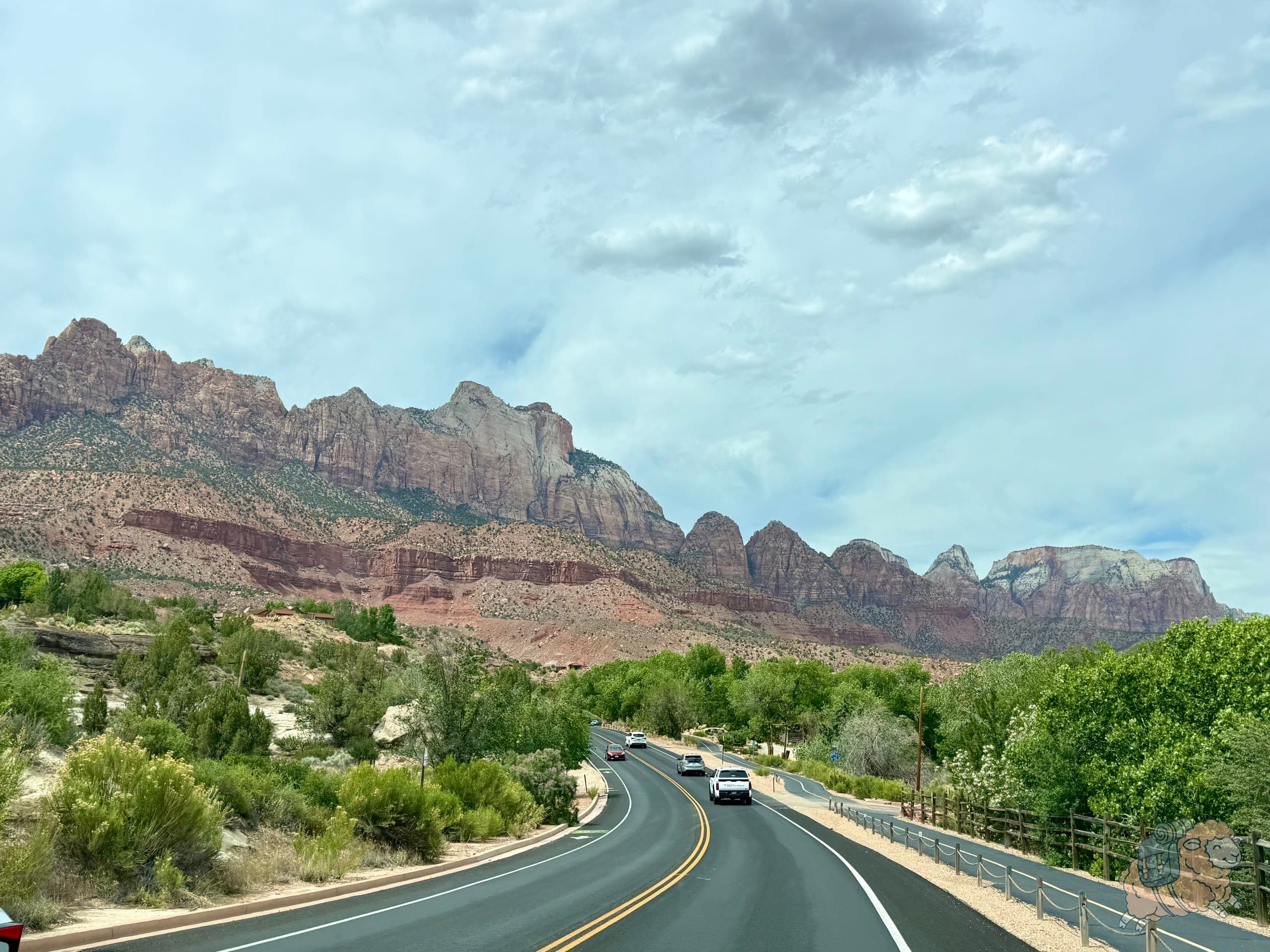 錫安國家公園 Zion National Park - 沿著路上行駛,當看見壯麗的紅色山壁出現在眼前時,就代表快要到Springdale啦!