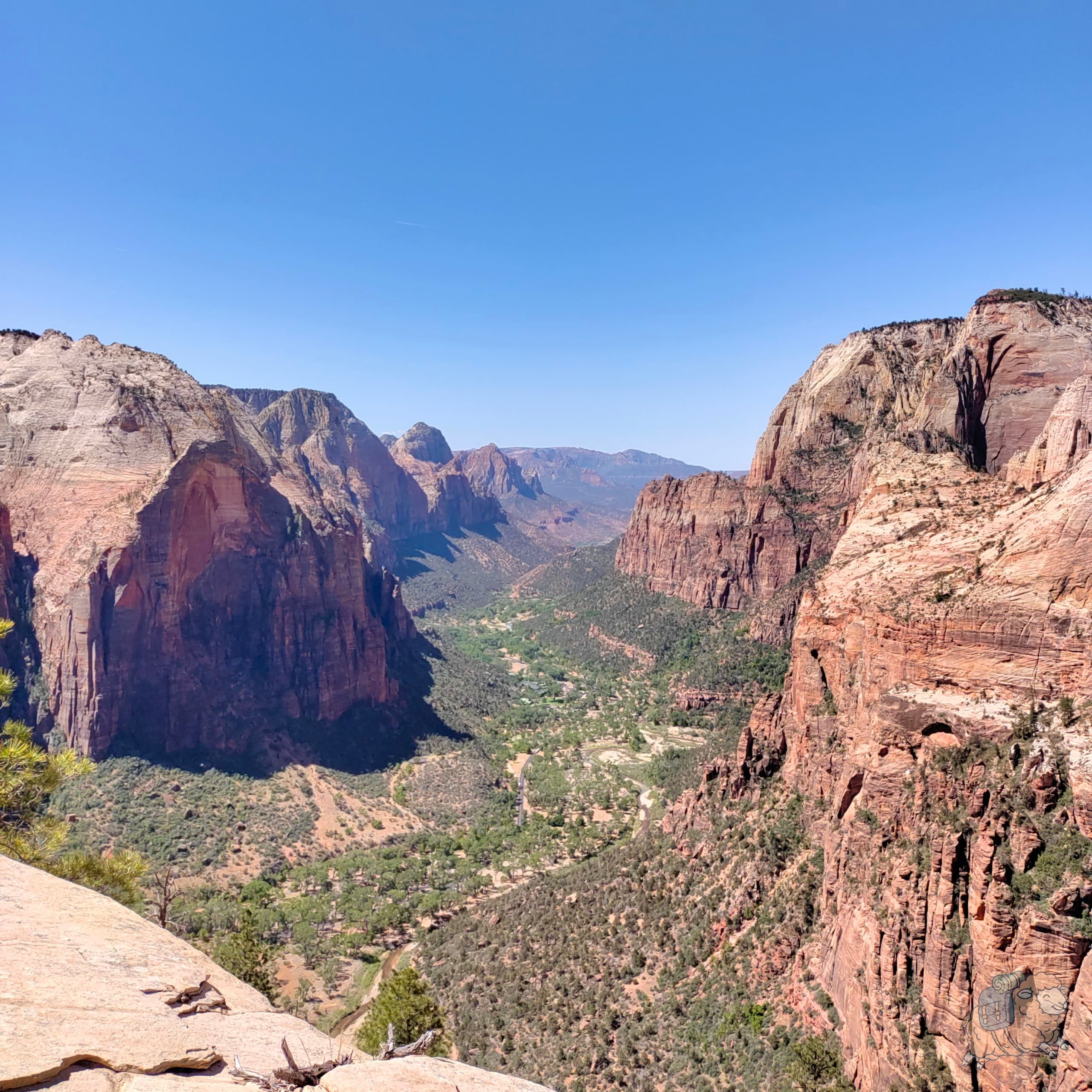 錫安國家公園 Angels Landing - 在天使之巔往南看,也就是往遊客中心的方向看,可以看到峽谷入口。