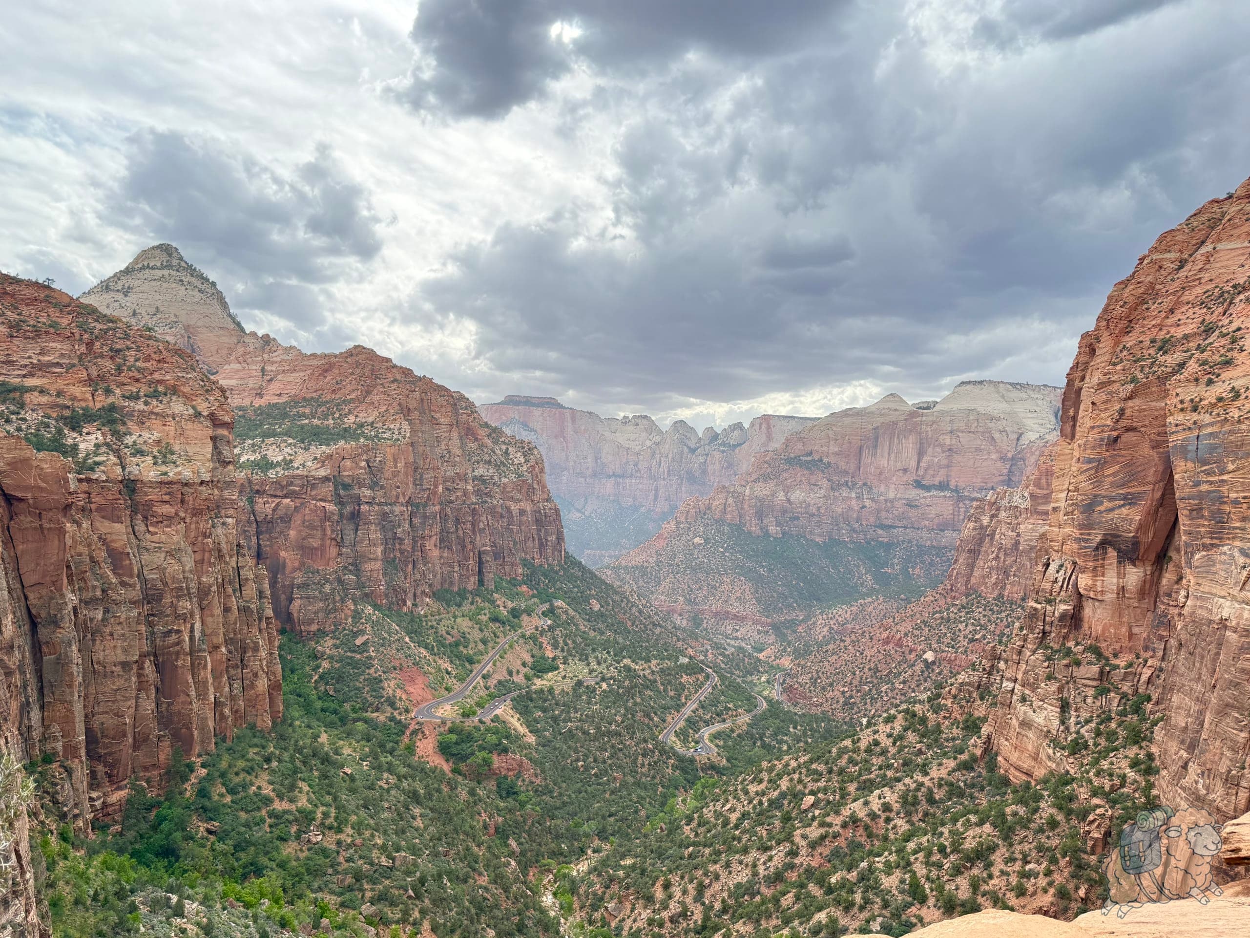 錫安國家公園 Canyon Overlook Trail 終點看到的峽谷景色