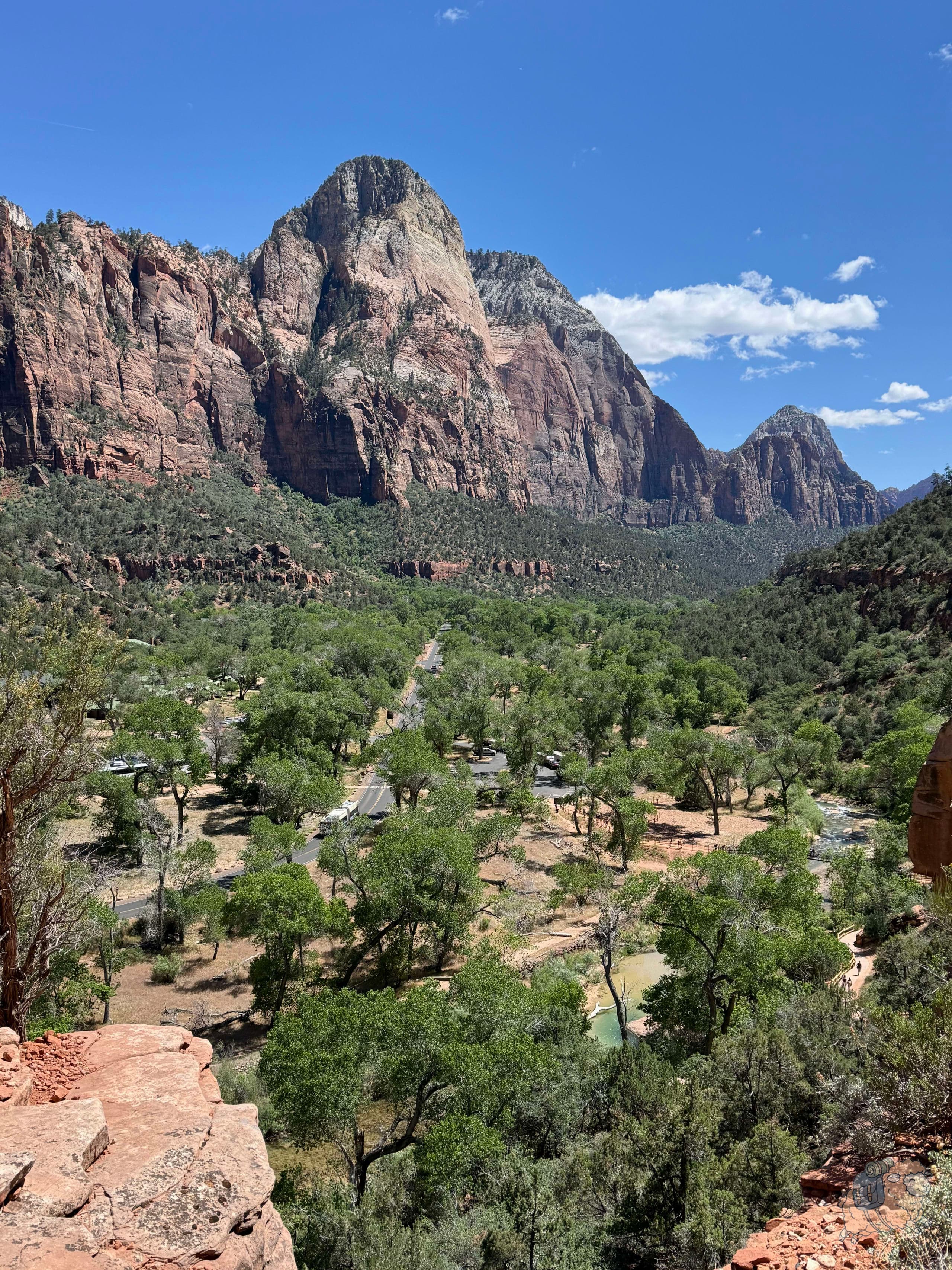 錫安國家公園 Emerald Pools Trail - 返程途中俯瞰山腳下的風景。