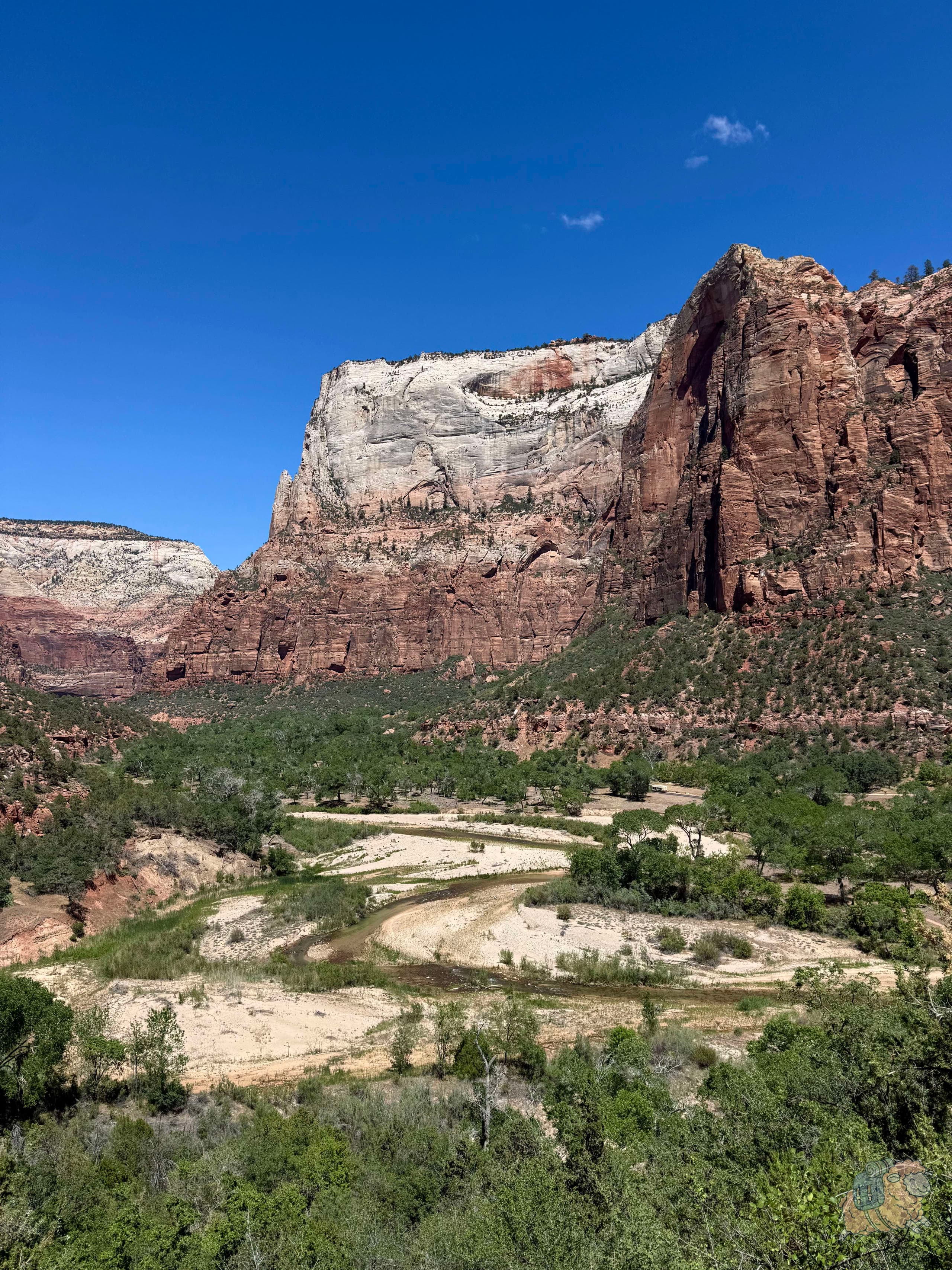 錫安國家公園 Emerald Pools Trail - 後方大岩壁和下方徐徐的小溪,簡直是構圖完美的畫