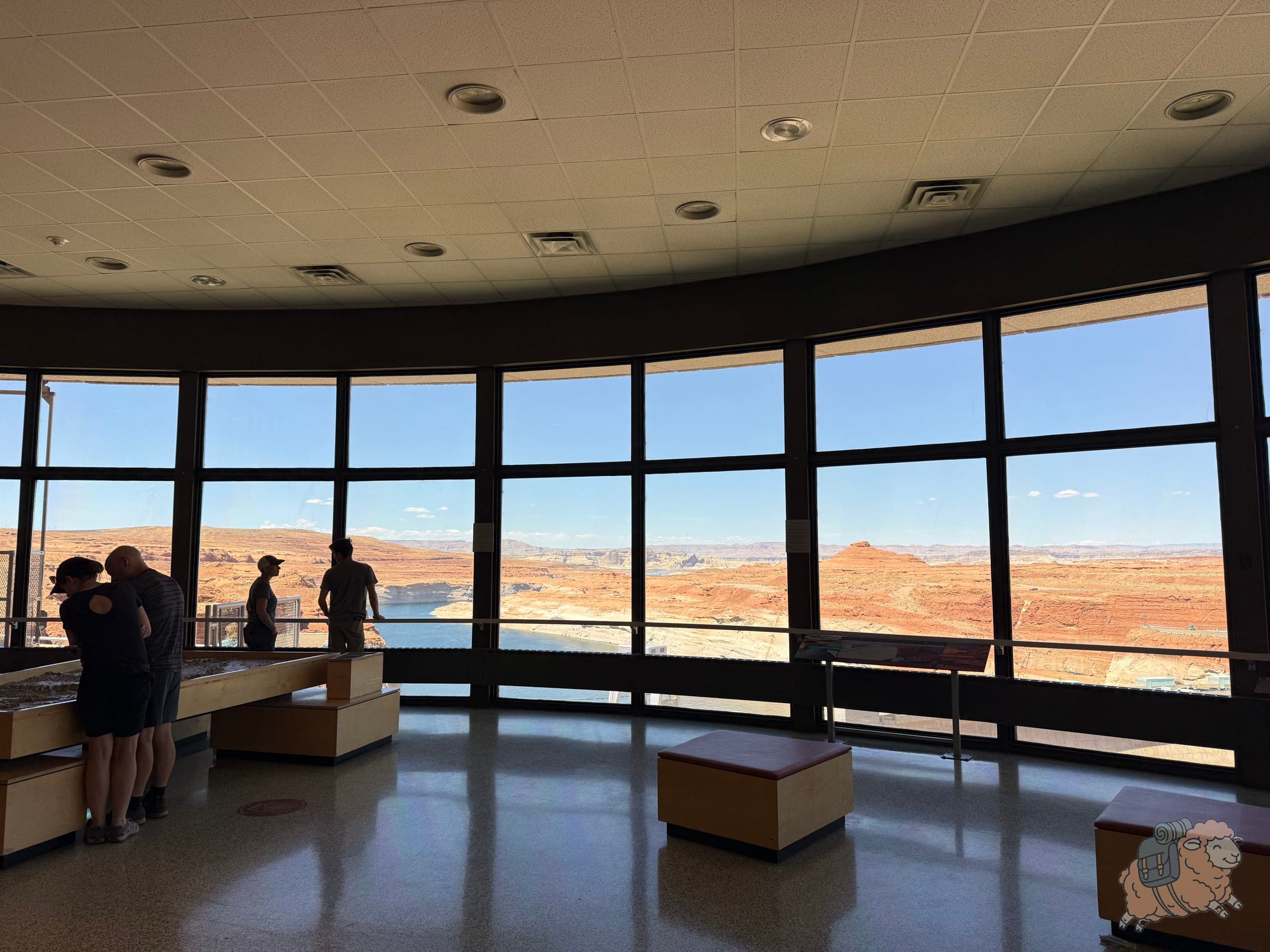 Carl Hayden Visitor Center 卡爾·海登遊客中心:透過大玻璃落地窗可以看到壯觀的大壩!館內有很大壩的介紹,很值得一看。