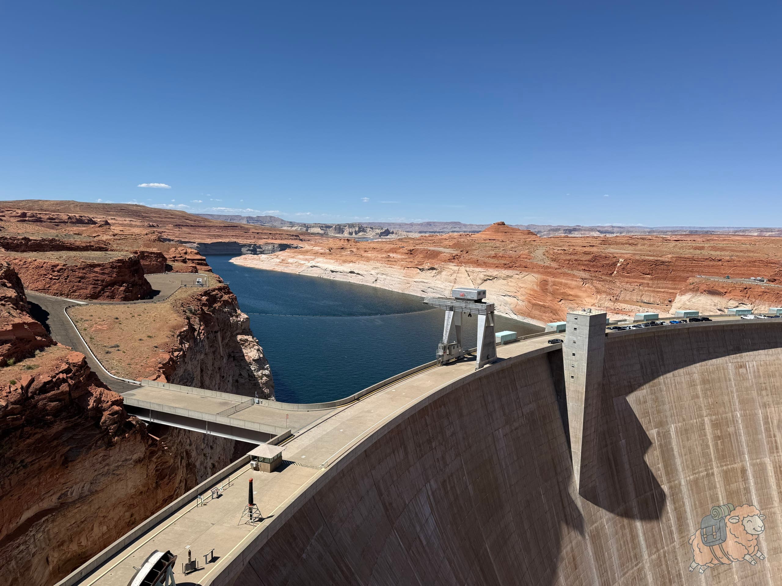 格倫峽谷大壩 (Glen Canyon Dam):走到館內後面的戶外區,也可以看到大壩,超壯觀的!