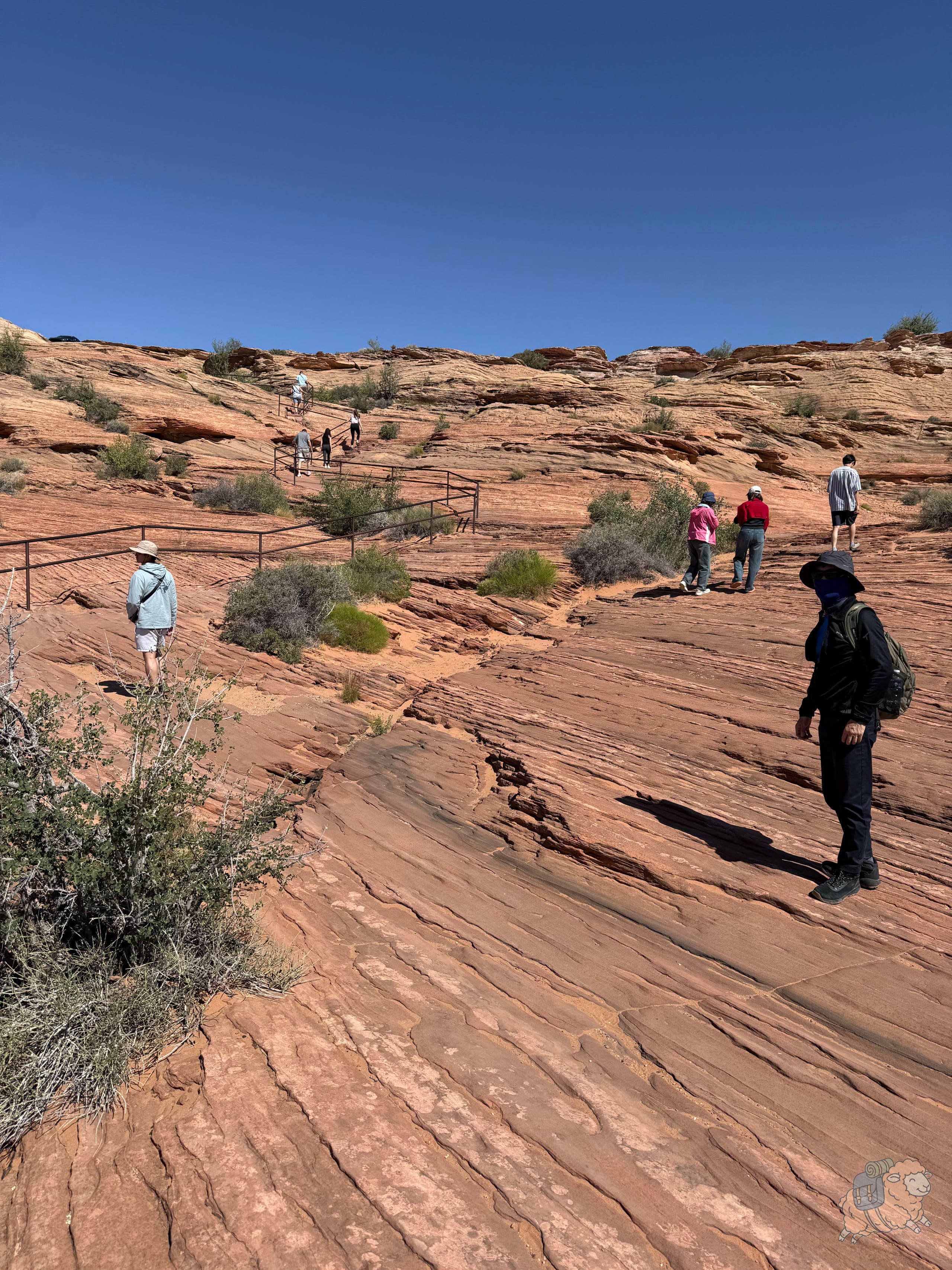 Glen Canyon Dam Overlook 格倫峽谷大壩觀景台:這是上面提到的,走大約5到10分鐘岩石路,然後抵達觀景點。這是一條直接鑿在紅色砂岩上的天然階梯小徑,小徑本身也很漂亮