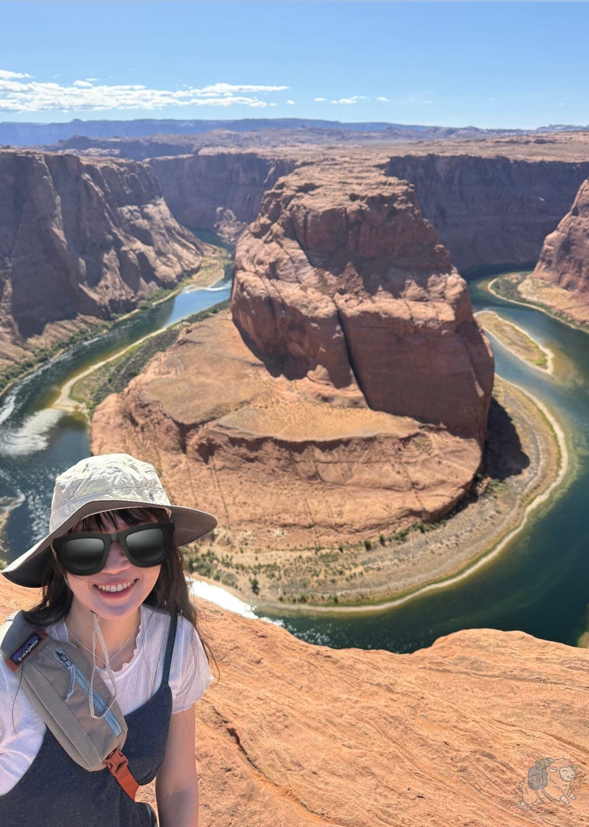 Horseshoe Bend 馬蹄灣:離開觀景台往馬蹄灣更外圍走,大部分還是像這樣沒有護欄的區域,峽谷邊緣下去就是深淵了!這邊可以拍到沒有護欄的照片,但是大家一定要注意安全!