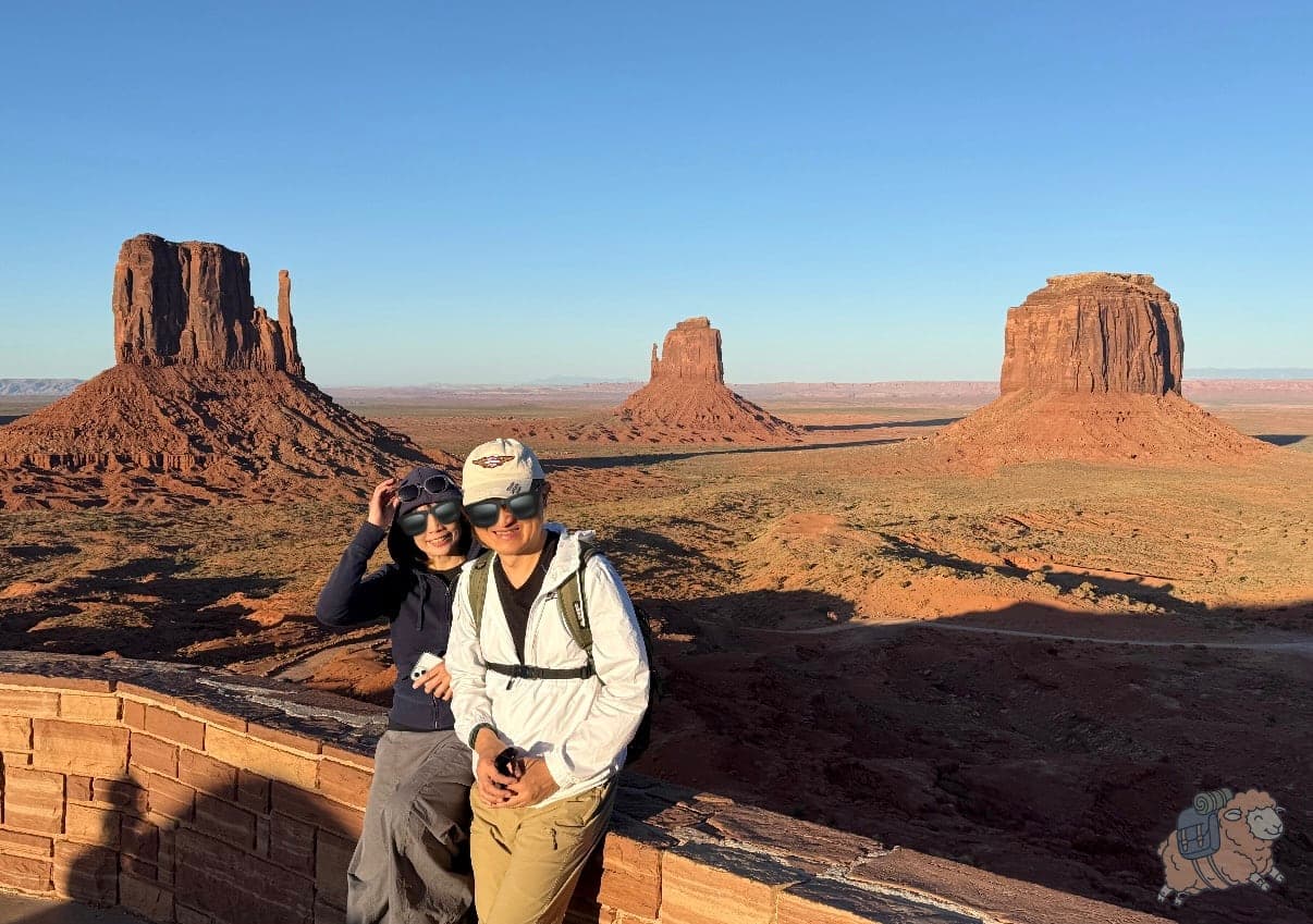 紀念碑谷 Monument Valley: 戶外觀景台很開闊,可以拍好多美照啊!