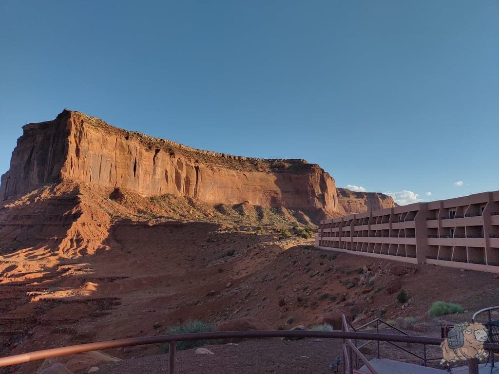 紀念碑谷 Monument Valley:The View Hotel 飯店沿著紅岩山壁建造,所有房間都面向三巨石和日出的方向