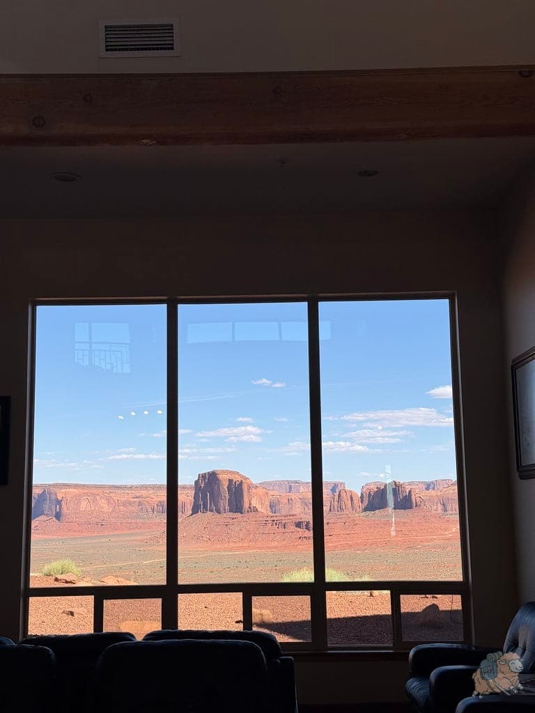 紀念碑谷 Monument Valley:The View Hotel 飯店大廳的窗外風景,真的是隨便一個窗戶都像一幅畫