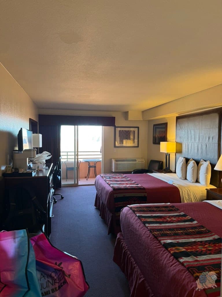 紀念碑谷 Monument Valley:The View Hotel 飯店房間,設施不算新,但是整體乾淨。窗戶一打開就是三巨石