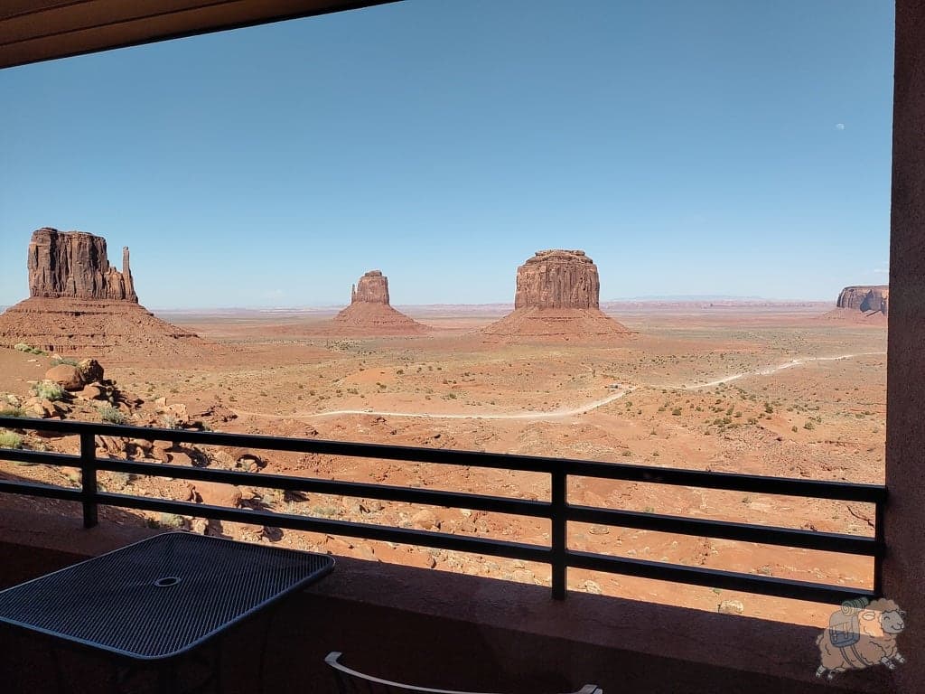 紀念碑谷 Monument Valley:The View Hotel 飯店房間內的陽台,實在是太美,人生能有幾次打開窗戶外是這樣的絕景啊!