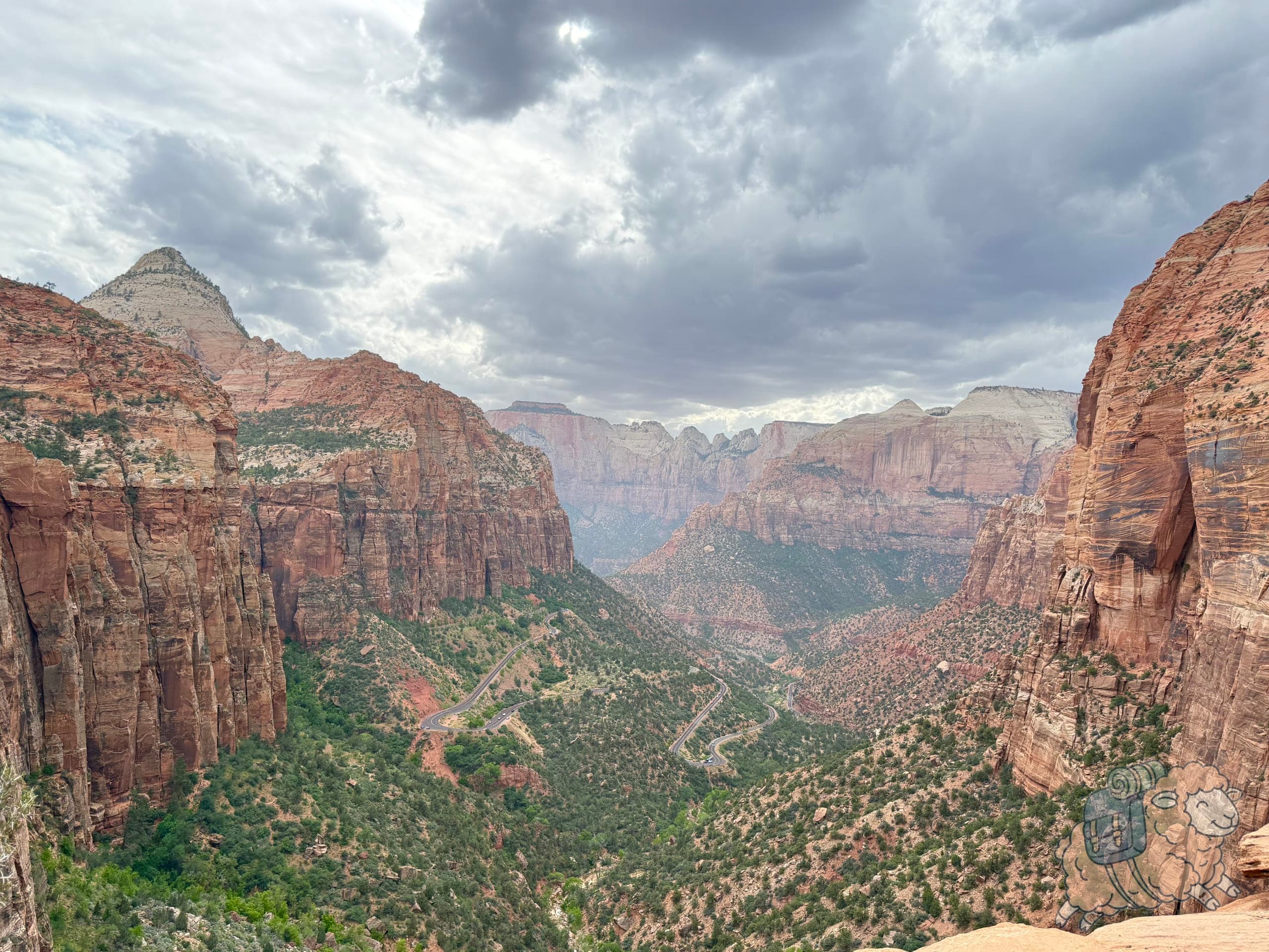 Canyon Overlook Trail終點看到的峽谷景色