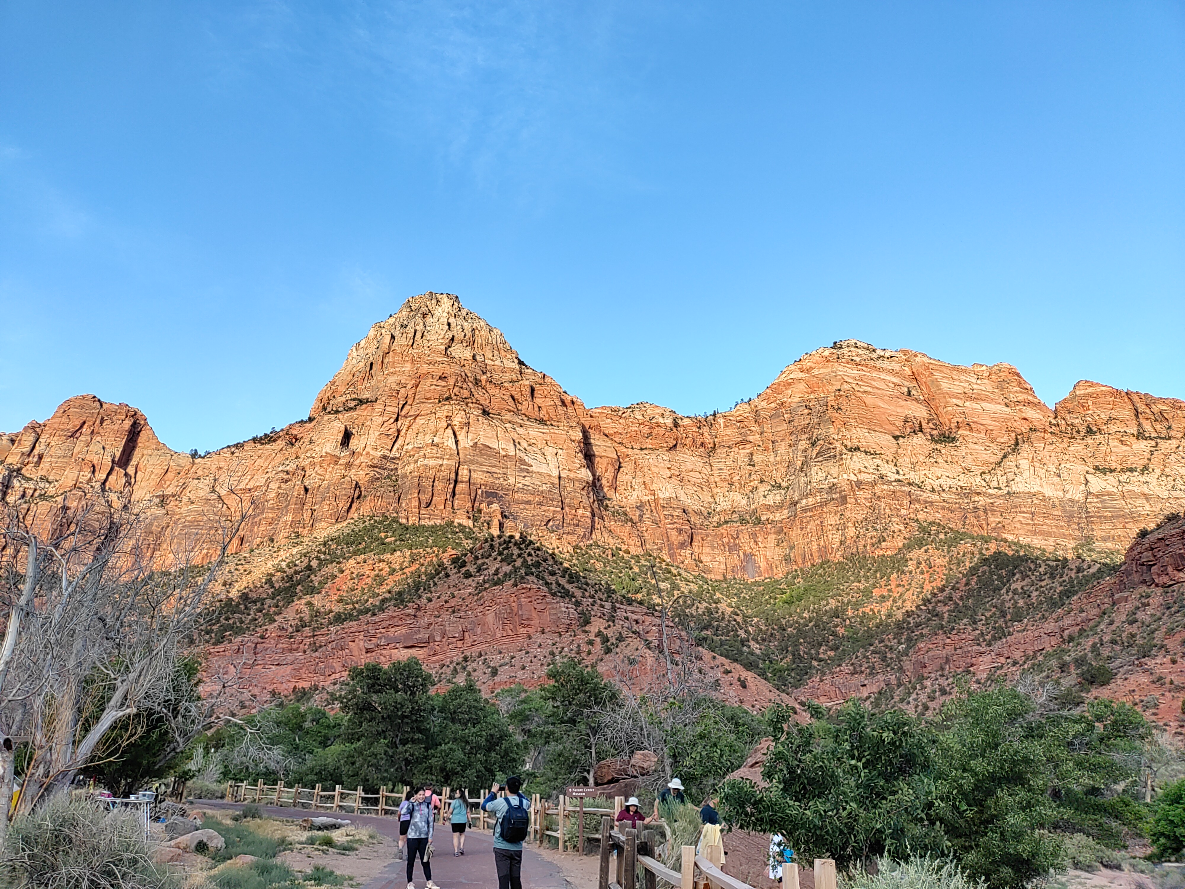平緩的Pa‘rus Trail, 一路面向壯闊的紅色山壁行走