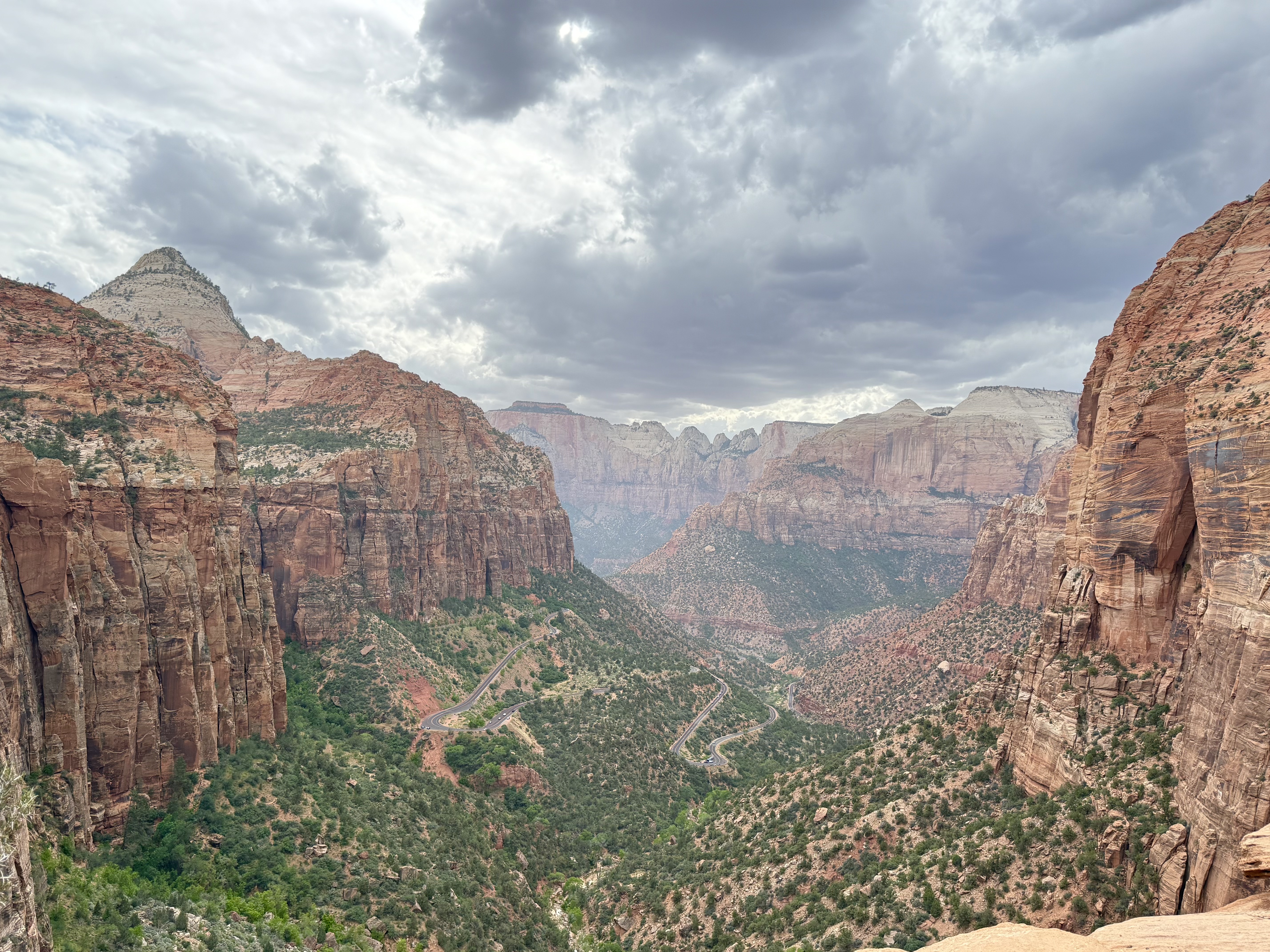 Canyon Overlook Trail終點看到的峽谷景色