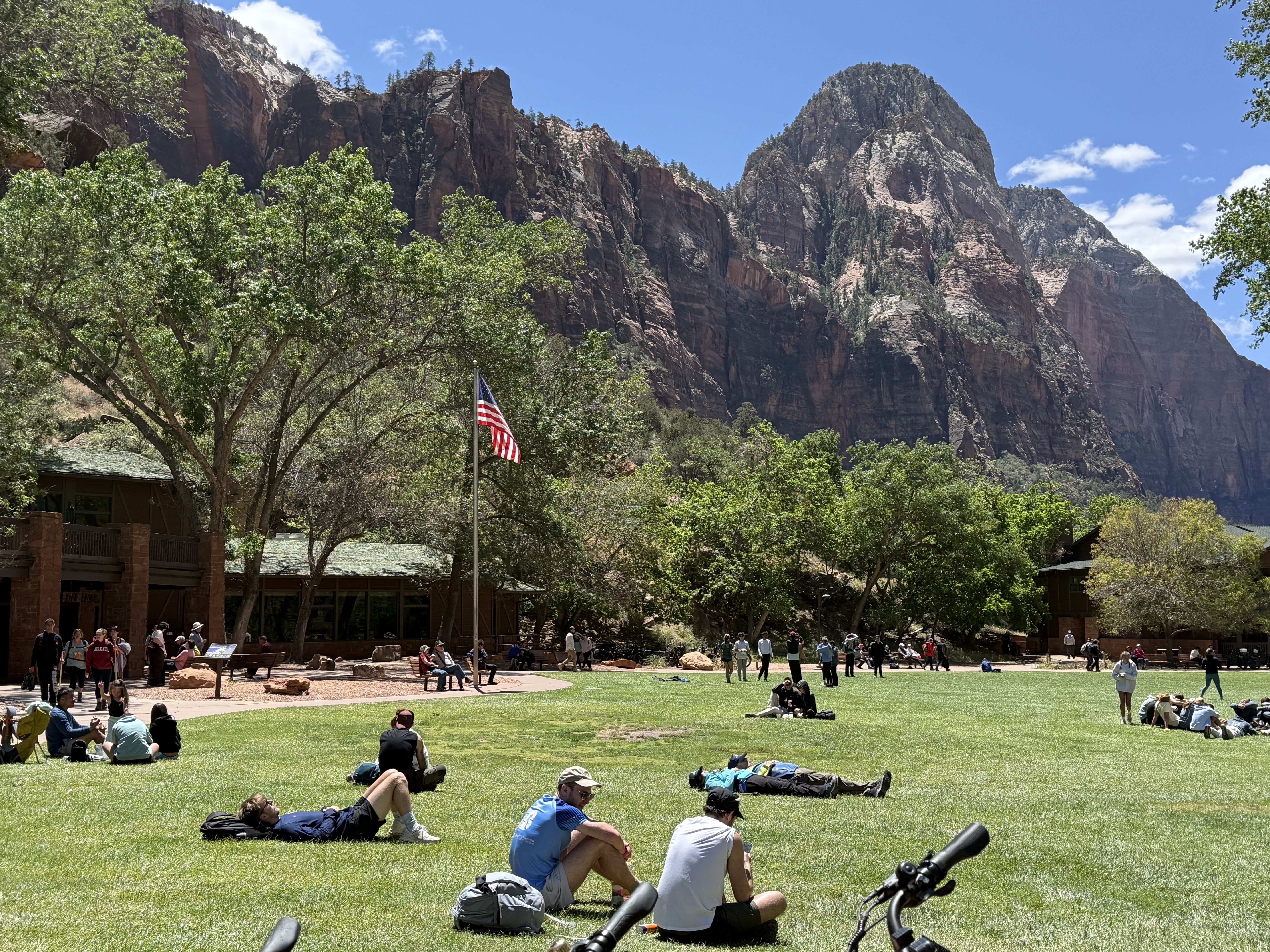 Zion Lodge前的草坪